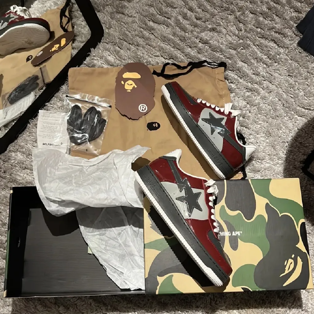 Bapesta i färgen brick red i stl 42.5/us 9 helt nya. Box, dirtbag och extra snören följer med. Har kvitto från Selfridges i London där dom köptes på plats. Slutsålda på Bapes hemsida. . Skor.