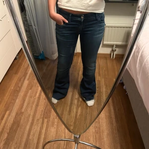 Bootcut jeans - Mörkblå Bootcut jeans, väldigt stretchiga passar alla💖