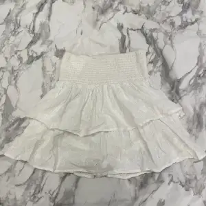 Fluffig vit volang kjol med små blommor🤍