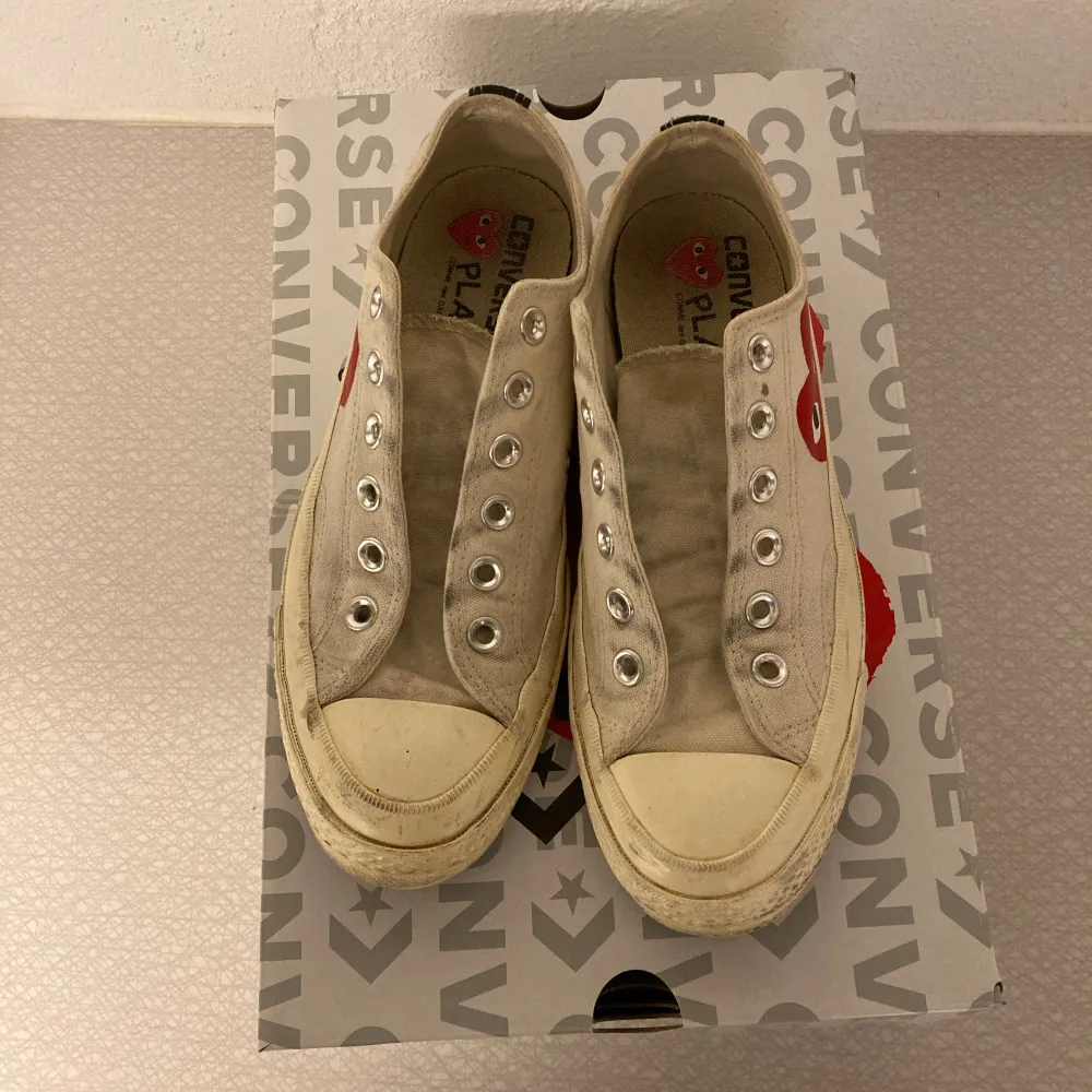 •Ett par Cdg converse low cream • Skick i nuläget 7/10 men kan rengöras om de skulle vara så • Nya fräscha snören kommer till  • Strl 38 • Ny pris 1600 kr  . Skor.