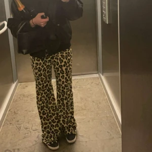 Leopard kostym byxa - Leopard kostymbyxor i storlek S som är midwaist/lowwaist i midjan  Använda 1 gång🐆