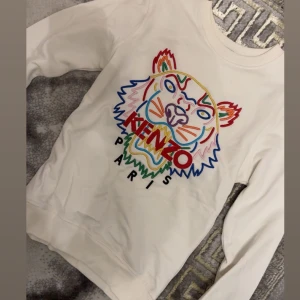 Tröja  - Som ny använd en gång 