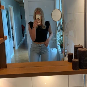 Blåa jeans  - Skitsnygga, kommer tyvärr inte till användning längre💕