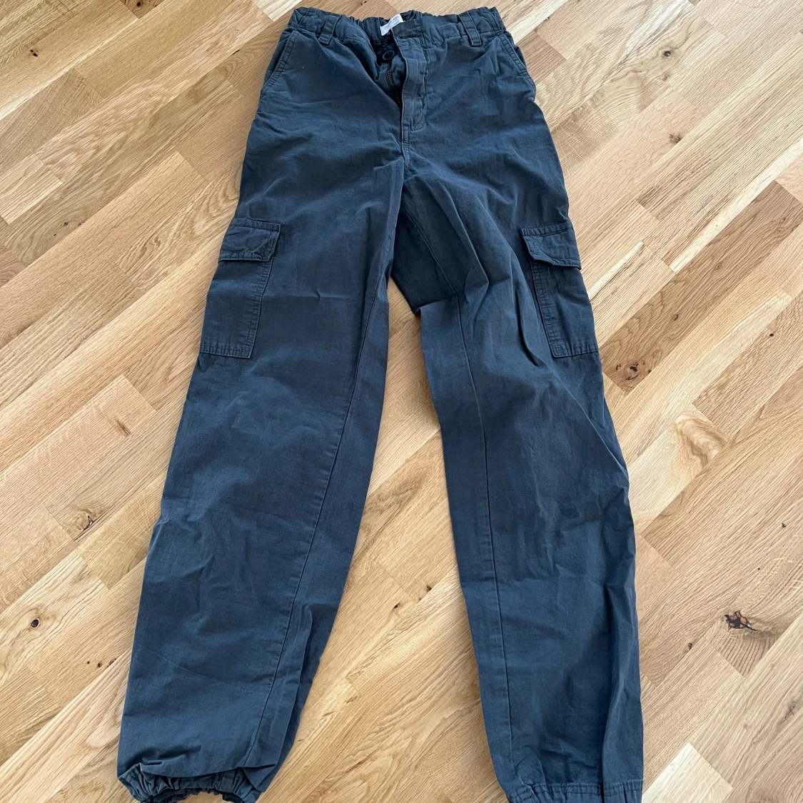 Kargo byxor i grå/svart