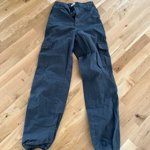 Kargo byxor i grå/svart - Gråsvarta kargobyxor i storlek XS. Nya. Aldrig använda