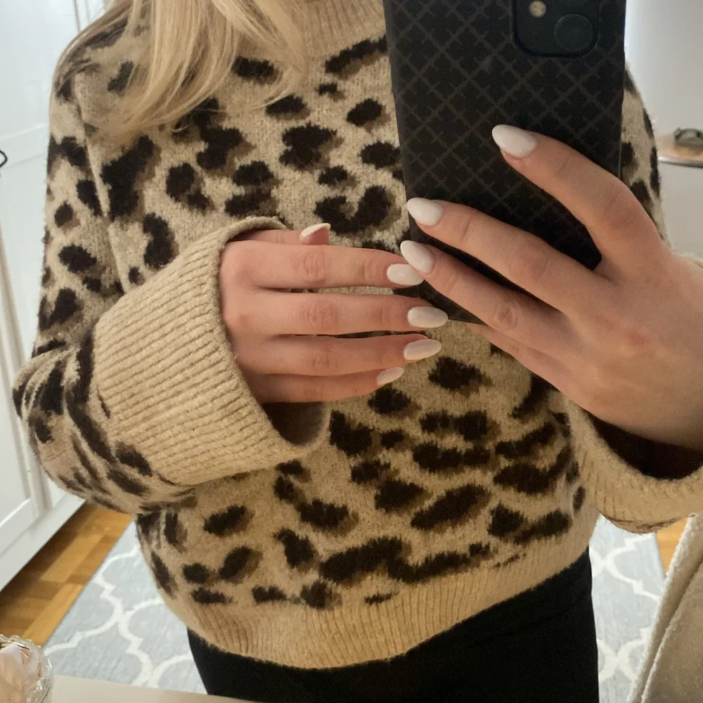 Populär stickad tröja med leopardmönster från hm💞. Stickat.