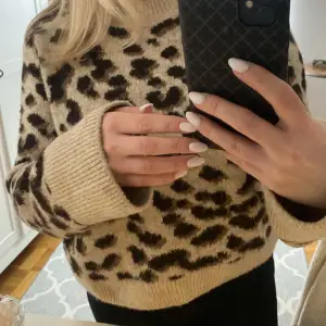 Populär stickad tröja med leopardmönster från hm💞