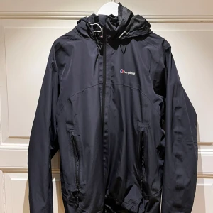 Berghaus regn och vindtät jacka  - Storlek L. En jacka från Berghaus som är ett högkvalitativt märke från Storbritannien som är i perfekt skick. Nypris 1600kr. Vårt pris 349kr + frakt.   Känner ni för att köpa flera produkter samtidigt kan vi komma överens om paketpriser och frakt🤝