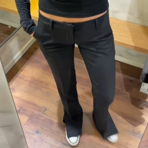 Lågmidjade kostymbyxor bikbok - Så snygga, som nya, i jätte bra skick💓 low waist