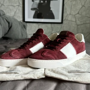 Valentino flycrew (röda) - Säljer Valentino flycrew i använd skick köpta på Plick för 4799kr