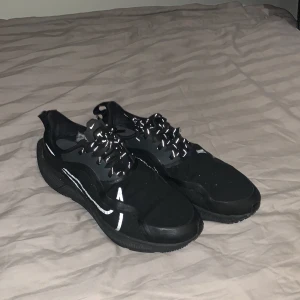 Nike skor - Utan låda  - Köpte dessa för 1700kr för 2 år sedan, inte använda såpass mycket, enstakade gånger för gym, säljer dessa för 650kr nu dock. Riktigt bekväma skor för att ha i gymmet samt står det att de ska vara väldigt bra för löpning.