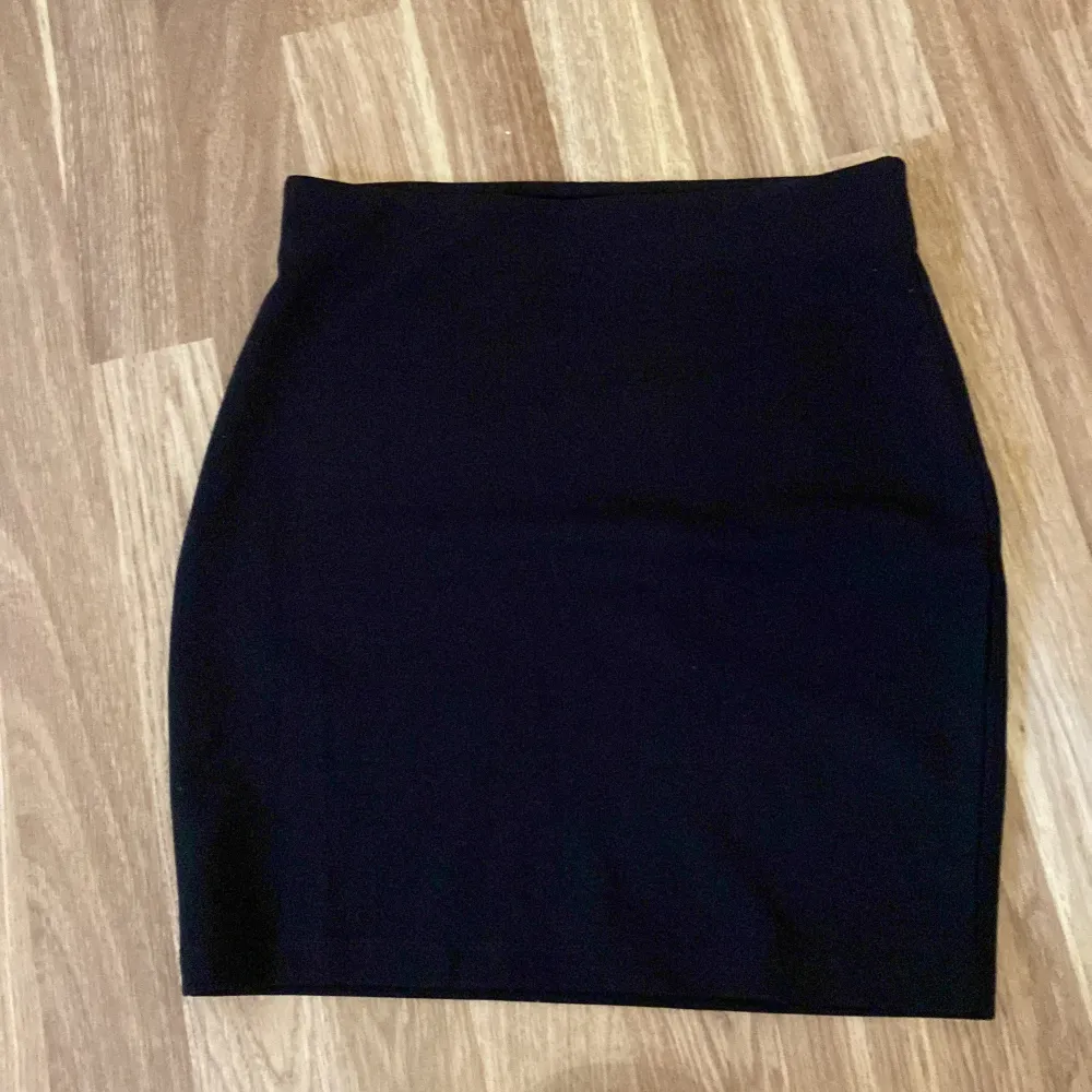 Tight svart kjol som ej säljs längre, säljer då den blivit för liten för mig💕❤️. Kjolar.