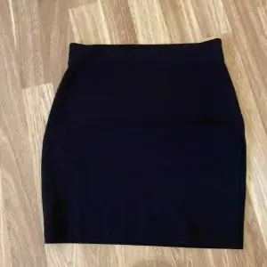 Tight svart kjol som ej säljs längre, säljer då den blivit för liten för mig💕GRATIS FRAKT❤️