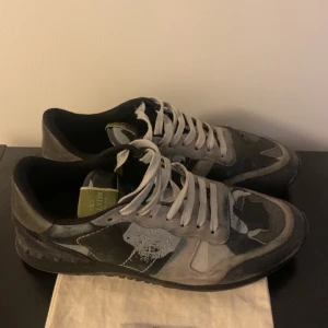 Valentino Rockrunner - Valentino Rockrunners i storlek 42, skick 7 av 10, lite använda men relativt fräscha. Dustbag medföljer. Priset ej hugget i sten, kom med bud!