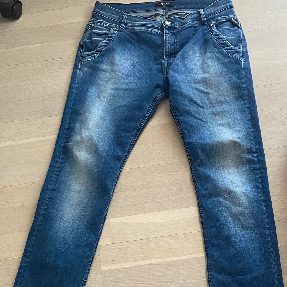 Säljer att par slim fit replay jeans som är i superfint skick med skön passform. Dem är i storlek 29/32, Säljer dom till ett bra pris. Skriv om du är intresserad eller har frågor!. Jeans & Byxor.