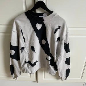 Sweatshirt  - Swetshirt från weekday  Storlek S Använd en gång