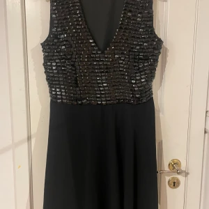 Fin fest klänning  - Jätte vacker Vaness a spano klänning helt ny aldrig andvänt.