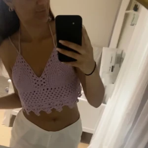 Virkad topp - Virkad topp min mormor har virkat i mina mått. Uppskattad storlek är M-L då man kan justera banden med knyt i ryggen och nacken. Använd fåtal gånger.