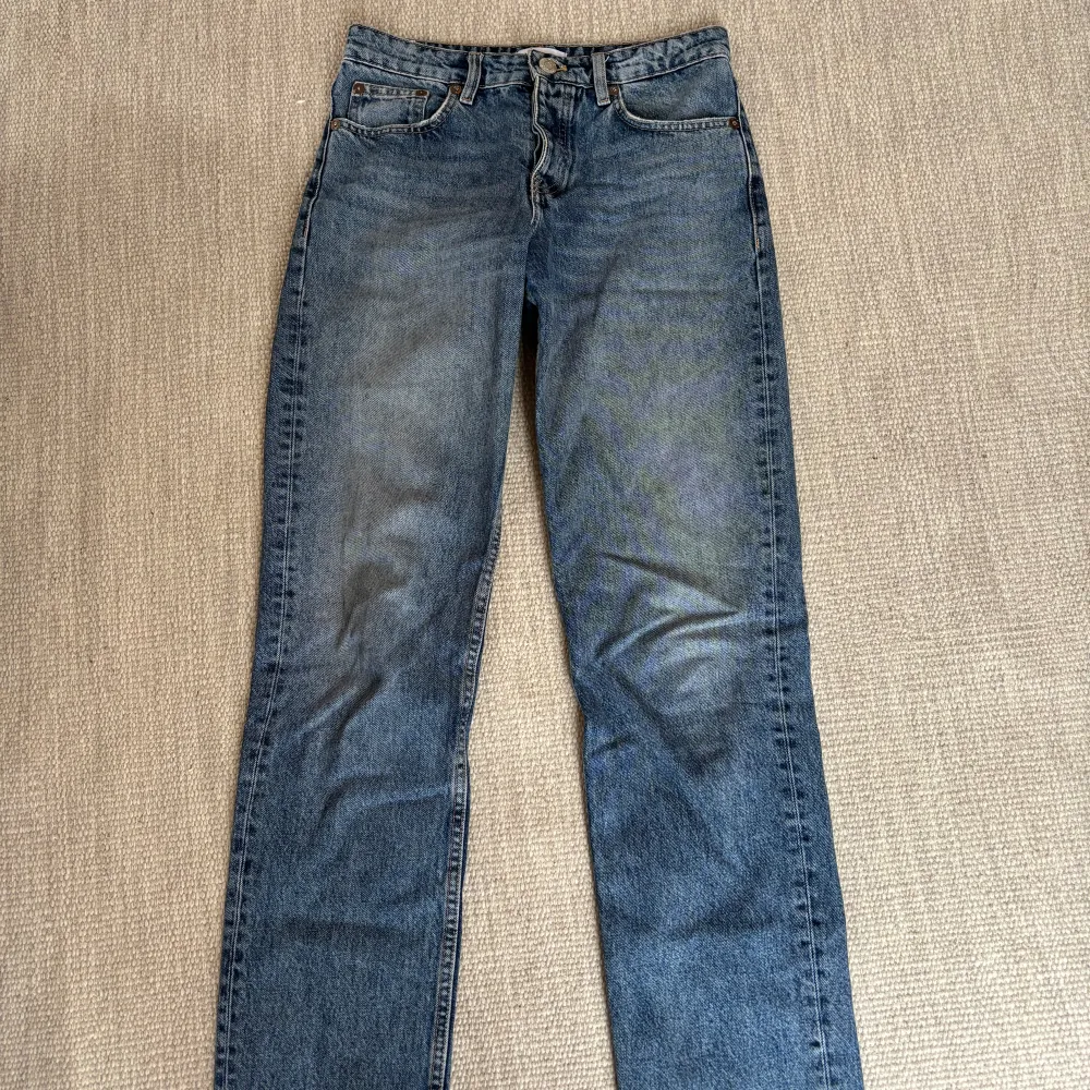 Jag säljer 3 par jeans från Zara för 200kr. Alla jeansen är i storlek 36. Säljer pågrund av att dem blivit för små. Skriv för bild på sista jeansen.. Jeans & Byxor.