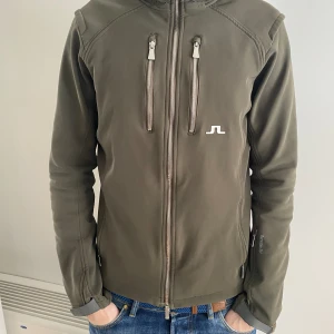 J.Lindeberg Jacka - J.Lindeberg jacka i mycket bra skick. Varm, skön och tålig mot regn. Hör av dig vid minsta fundering