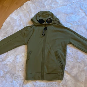 Cp Company Tröja - En fin hoodie som inte används tillräckligt längre!  Tveka inte att höra av er vid frågor!😃