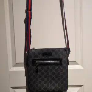 En Gucci Messenger Bag som jag säljer för att jag har ingen användning av den, ställ gärna frågor om ni har några