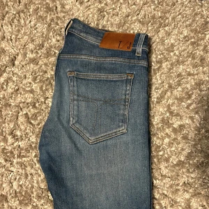 Tiger of sweden jeans - Tja säljer dom här blåa feta tiger of sweden jeansen, skick 8/10 nypris 1600kr mitt pris 399