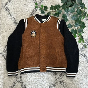 VINTAGE college jacka - En fin vintage college jacka som jag har haft ett tag och nu säljer. Den är i bra skick och håller varmen väldigt bra. Priset kan diskuteras och köparen står för frakt 📦 