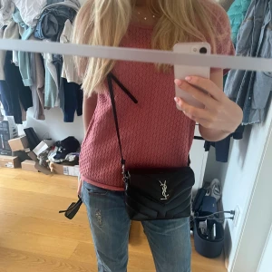 Tshirt - Supersöt rosaröd tshirt i mjukt hålmönstrat material, helt perfekt till våren och sommaren