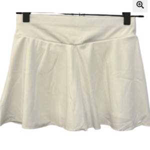 Kjol med inbyggda shorts Använd fåtal gånger  Köpt från Cheerup