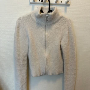 Lurvig kofta - Jättefin vit lurvig kofta från bershka. Koftan har storlek M men passar även XS/S