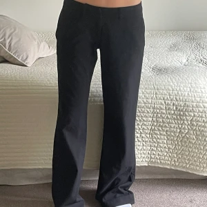 Kostymbyxor - Kostymbyxor från lova Widerbergs märke alobha! Såååå fina i storlek M, har några minsta slitningar längtande på benet bak till men inget som märks av! 