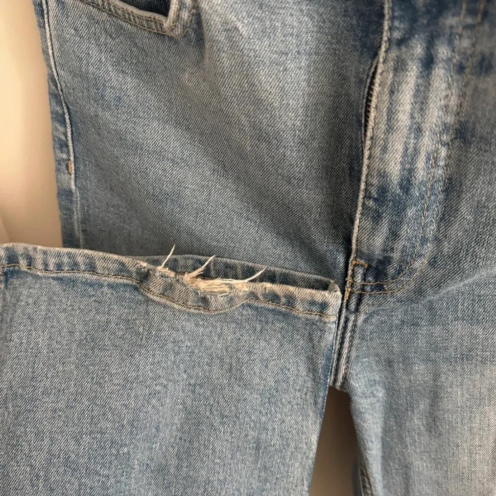 Säljer dessa superfina jeansen från lager 157 i fint skick förutom att de är lite slitna nere vid fötterna men inget man tänker på när man har på sig de! Skriv om ni undrar något. Jeans & Byxor.