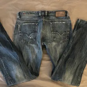 Lågmidjade vintage Diesel jeans. Innerbenslängden är 86cm.💗 Storlek står ej men jag skulle säga 36/38. Jag har storlek 34/36 och de sitter lite stort på mig. 