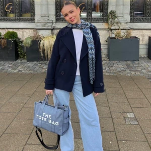 GINALLI COAT - NAVY ORIGINAL - Super fin jacka från design by si ❤️‍🔥 prefekt nu till våren ☀️Använd fåtal gånger så den är i väldigt bra skick. Nypris 757kr Färg: navy💙 storlek: M/L❣️