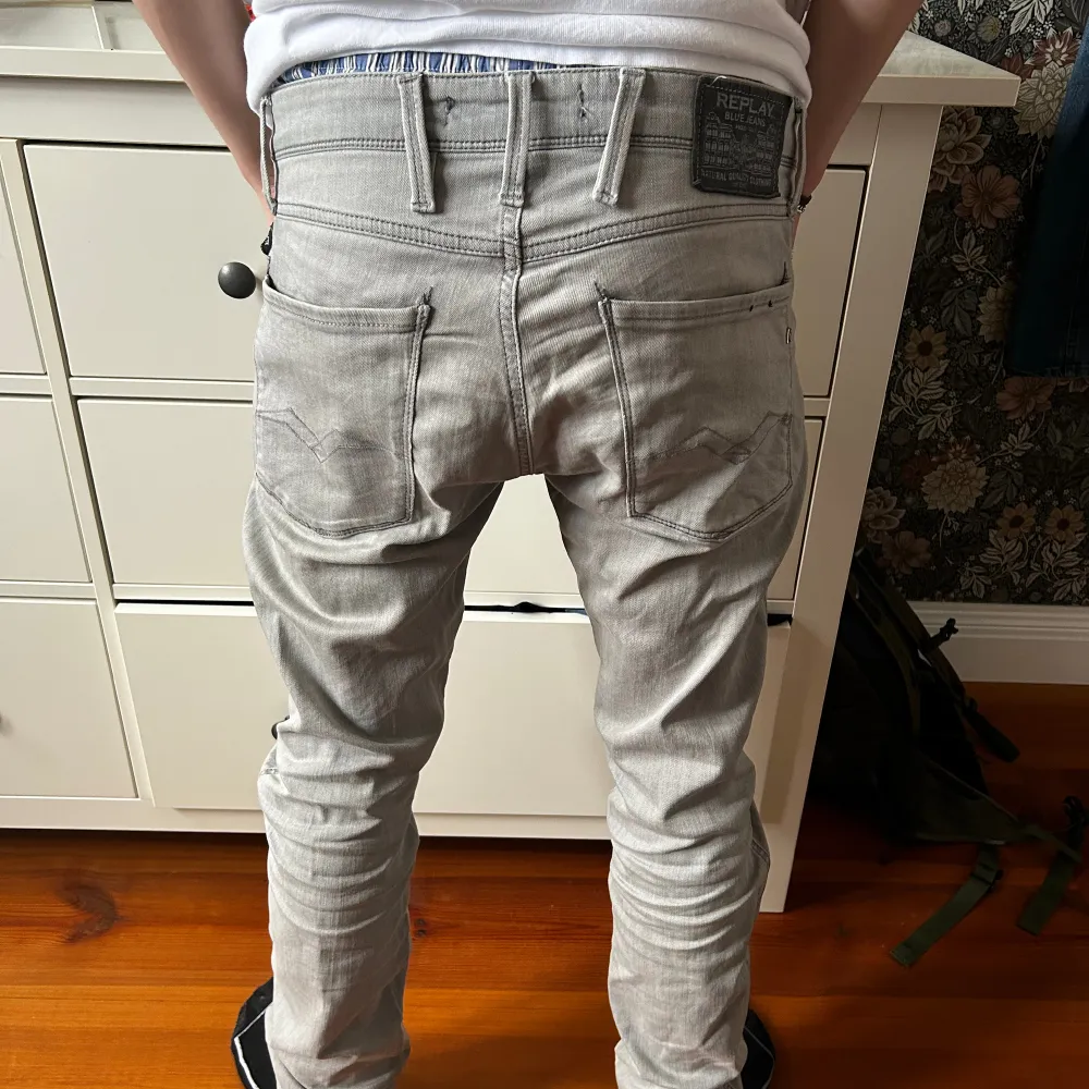 Superfina Replay jeans i färgen ljusgrå. Skick 9/10 inga defekter. Modellen är 180 cm lång och väger 65. Säljer de på grund av att jag inte har nån användning av de längre.. Jeans & Byxor.