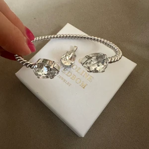 Caroline Svedbom armband + berlock - Säljer mitt fina Caroline Svedbom armband samt matchande Sten i berlock till halsband. Använt men i fint skick💕  Köparen står för frakten  Nypris: 795kr 