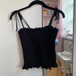 Linne - Svart linne från Lindex som knytes i axelbanden, storlek S. Hör av er vid frågor 💗