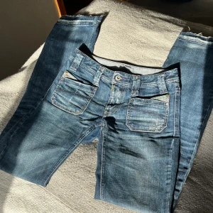 Diesel Jeans - Assnygga lågmidjade Diesel jeans💞Jag har tagit med dom nedtill så att de blivit längre! Innerbenslängd: 85cm, midjemått: 37cm