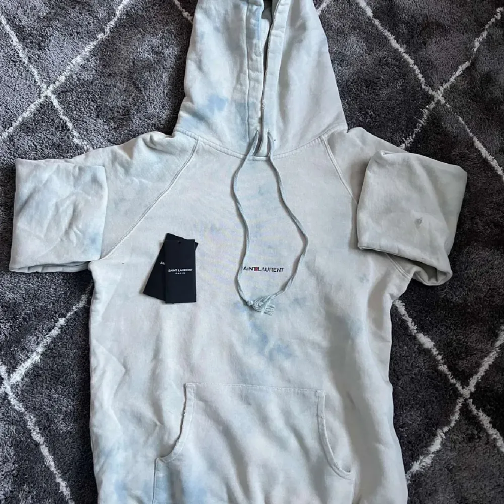 Unik Saint Laurent hoodie i väldigt bra skick, köptes flera år sedan och har seriöst aldrig kommit till användning, skriv gärna vid eventuella frågor! Storlek S 🙌🏽😁. Hoodies.