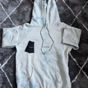 Saint Laurent Hoodie  - Unik Saint Laurent hoodie i väldigt bra skick, köptes flera år sedan och har seriöst aldrig kommit till användning, skriv gärna vid eventuella frågor! Storlek S 🙌🏽😁
