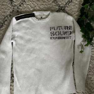 Vintage jack&jones tröja - En vintage jackk&jones tröja som jag har haft sen ett tag. Den köptes på en vintage second hand affär för runt 600kr-700kr. Priset kan diskuteras och köparen står för frakt.📦 (Det står XL men är som en M‼️‼️‼️)