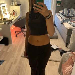 Mjukiskläder  - Jättefint mjukisset från BikBok! Tröjan har storlek S och byxorna Xs. Byxorna är väldigt långa och går ner över foten på mig som är 172! Ny pris 700kr!