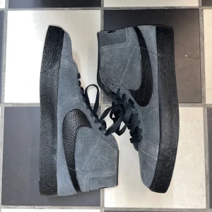 Nike SB blazer mid - Schysssta vårsneakers! Har använts cirka 1 gång. Grå & svart. Toppenbra sko