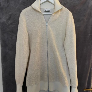 Vit Kofta Acne Studios - Lång kofta från Acne, åt det tunnare hållet. Hittar ej storlek men S-M skulle jag säga. Knappt använd!   Äkta såklart.