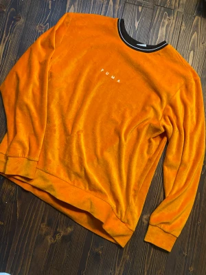 Puma sweatshirt  - Tröja från Puma. Använd en gång