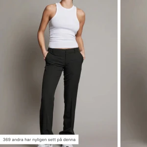 kostymbyxor från bikbok - kostymbyxor från bikbok som jag tyvärr inte har användning för längre. Strl 40 men skulle säga passar 38/36 då de är små i storleken. Hör av er för frågor💕