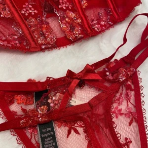 Helt nytt Victorias Secret set bh stl 70C trosor XS - Helt nytt Victorias Secret underklädes sett köpt i Miami i början av året. Bhn är i stl 70C och trosorna XS. Settet är rött med så fina glittrande blommor. Tagsen sitter självklart kvar. Bhn går också att använda som topp under t.ex. en blazer.