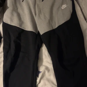 Nike tech fleece byxor - Nike tech fleece byxor storlek L men passar också M. Använda fåtal gånger.