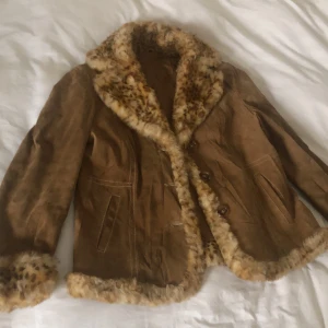 Pälsjacka leopardmönster strl 44/46 - Äkta läderjacka med pälskrage etc. Finns några vattenfläckar på framsidan som en kemtvätt kan ta bort, men personligen märks de inte av. Byst: 112cm. Finns ingen lapp men troligen från 90-talet. Finns inga bilder på.  Köparen står för frakt.